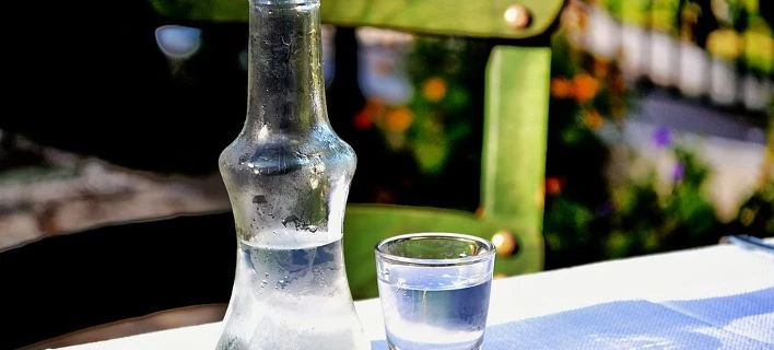 Κρήτη: Εδωσαν ρακί αντί για σκιαγραφικό αξονικής σε ηλικιωμένο και κατέληξε στην εντατική